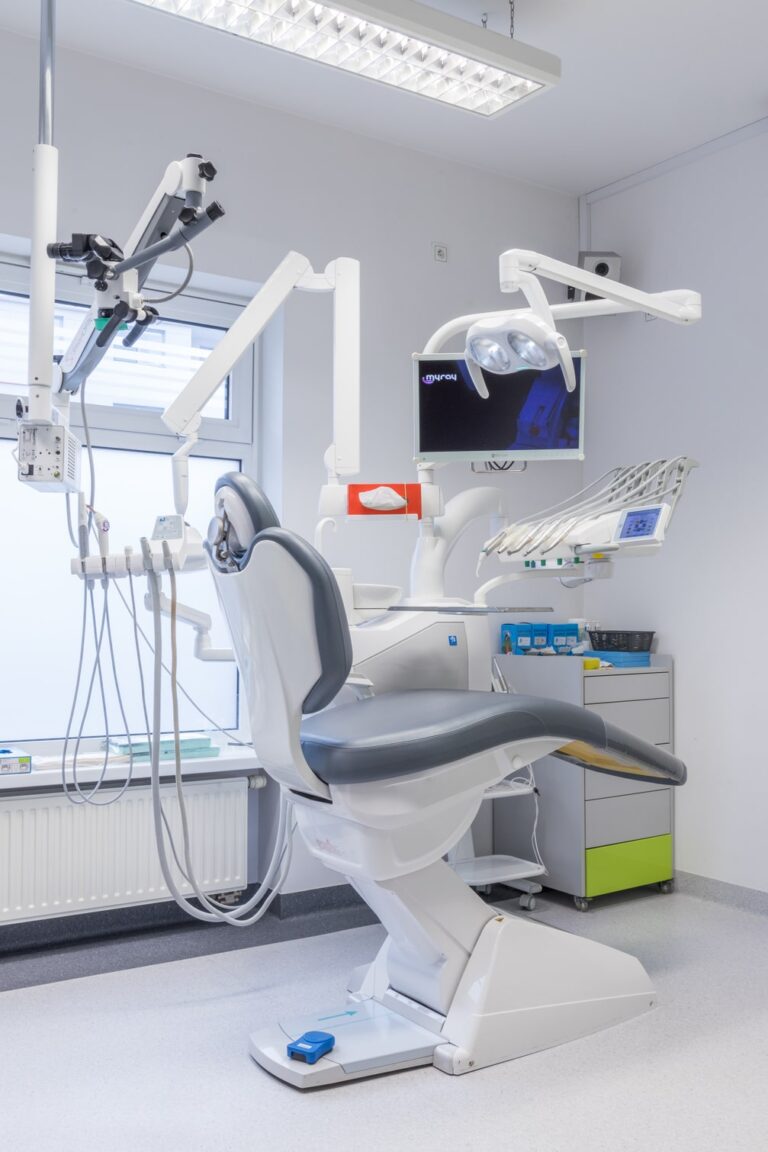 Nowoczesny fotel dentystyczny w jasnym gabinecie Leśnickiego Centrum Stomatologicznego, wyposażony w zaawansowane urządzenia stomatologiczne.