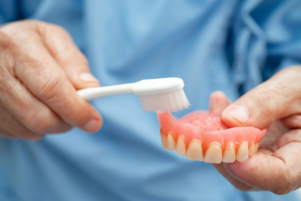 Regularne czyszczenie akrylowej protezy zębowej jest kluczowe dla utrzymania higieny jamy ustnej.
